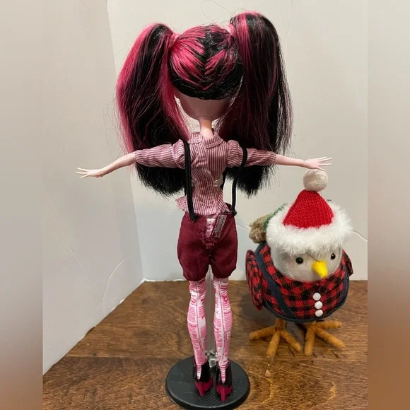 Monster High Draculaura Forbitten Love Doll In The Newspaper Club Outfit - Picture 11 of 16